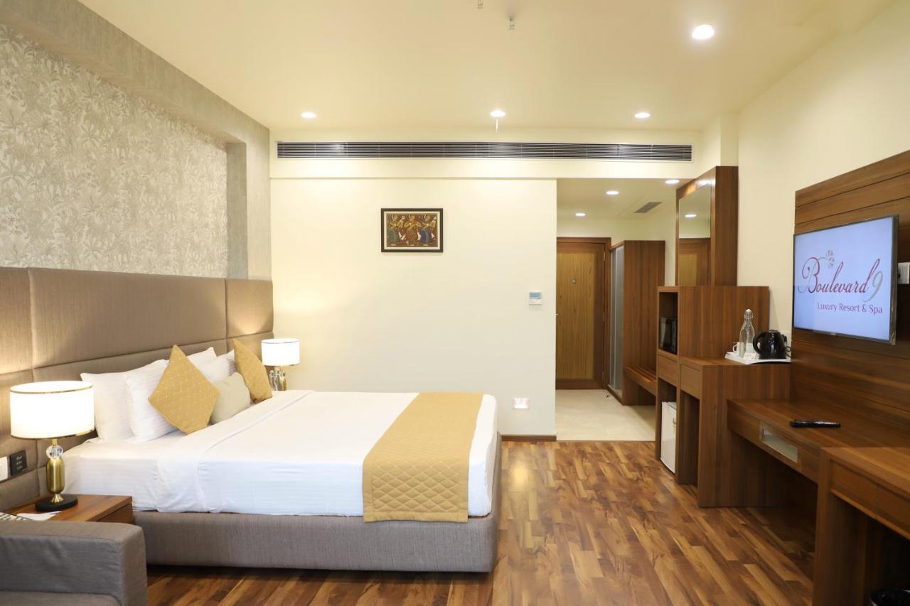 Boulevard 9 Luxury Resort & Spa Nadiad Екстер'єр фото