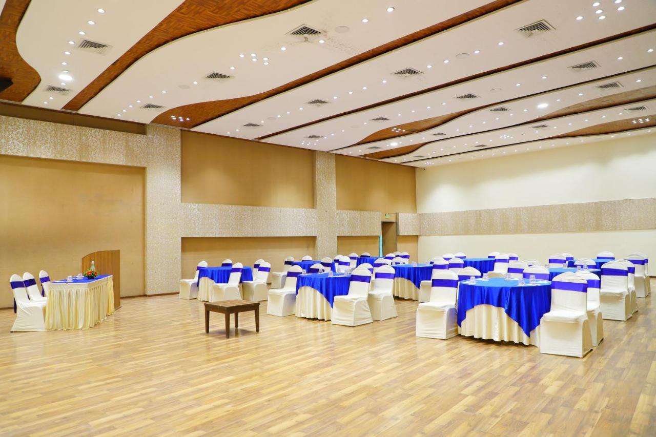 Boulevard 9 Luxury Resort & Spa Nadiad Екстер'єр фото
