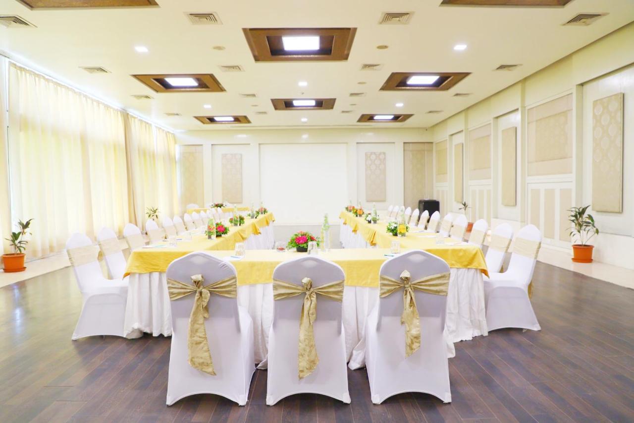 Boulevard 9 Luxury Resort & Spa Nadiad Екстер'єр фото